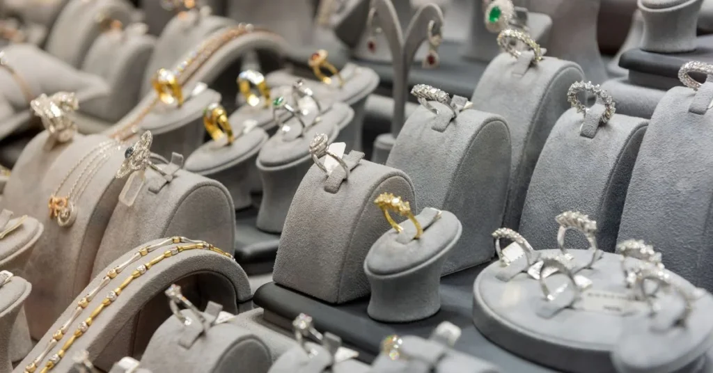 What is Antique Jewelry
