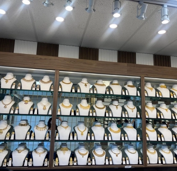 Bharat Jewellers Edmonton Interior