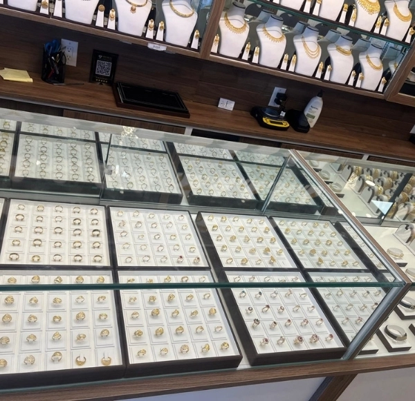 Bharat Jewellers Edmonton Interior